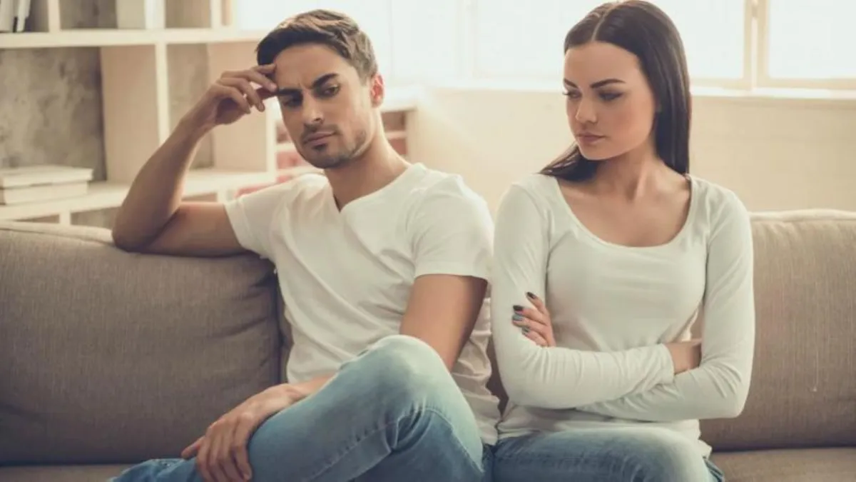 علامات حب الرجل الخجول