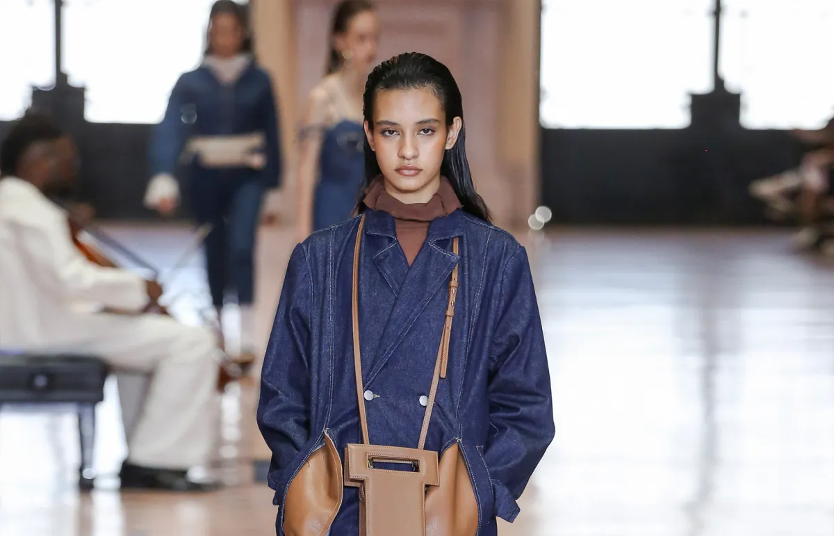 تنسيق الجينز لخريف 2023 من ميسكي Misci (الصورة من موقع Launchmetrics/Spotlight ©)