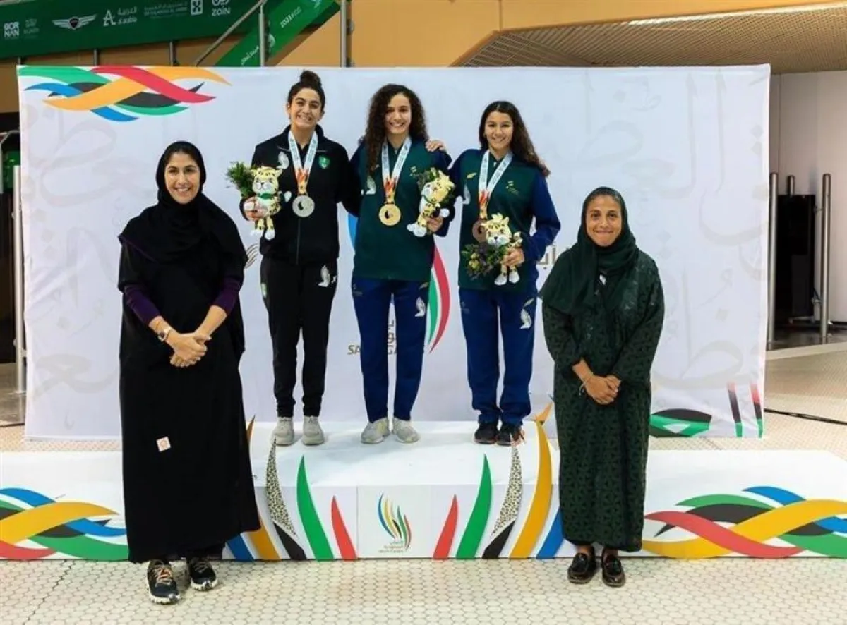الأميرة دليّل بنت نهار تتوج فائزات في السباحة بدورة الألعاب السعودية 2023