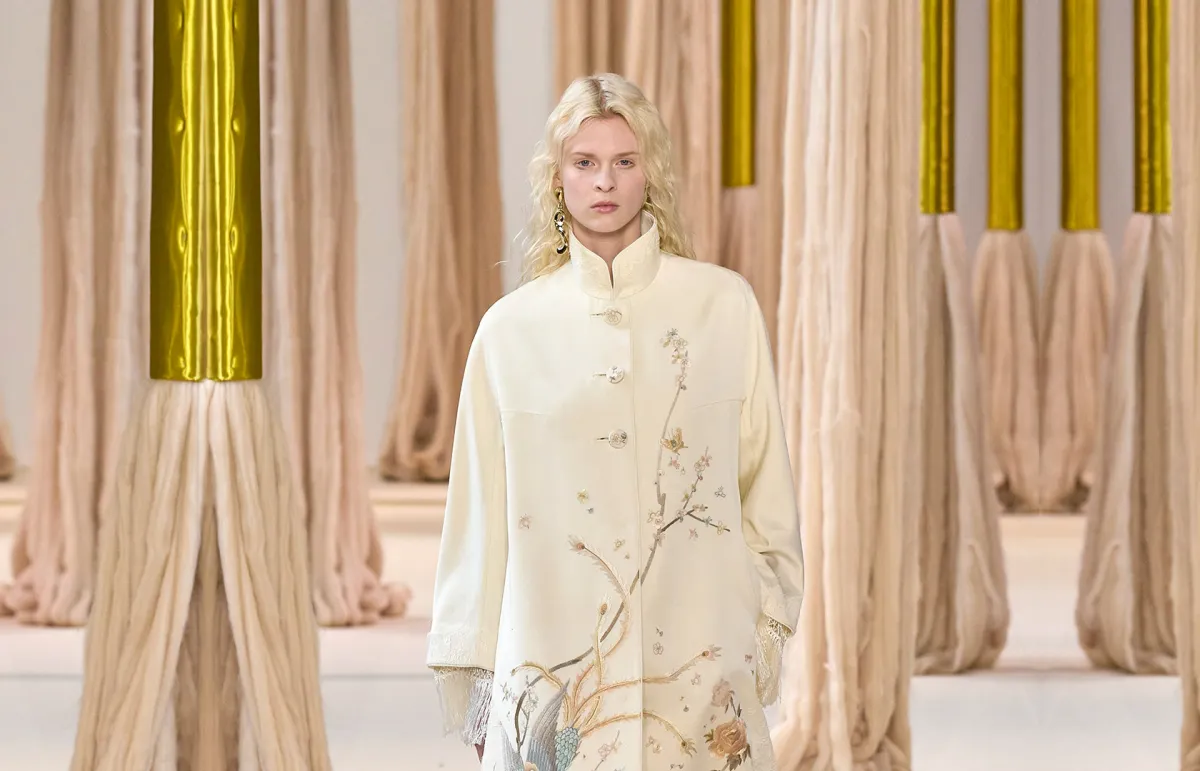  موديلات معاطف بدرجات البيج لخريف 2023 من شياتزي تشن «Shiatzy Chen» (الصورة من موقع Launchmetrics/Spotlight ©) 