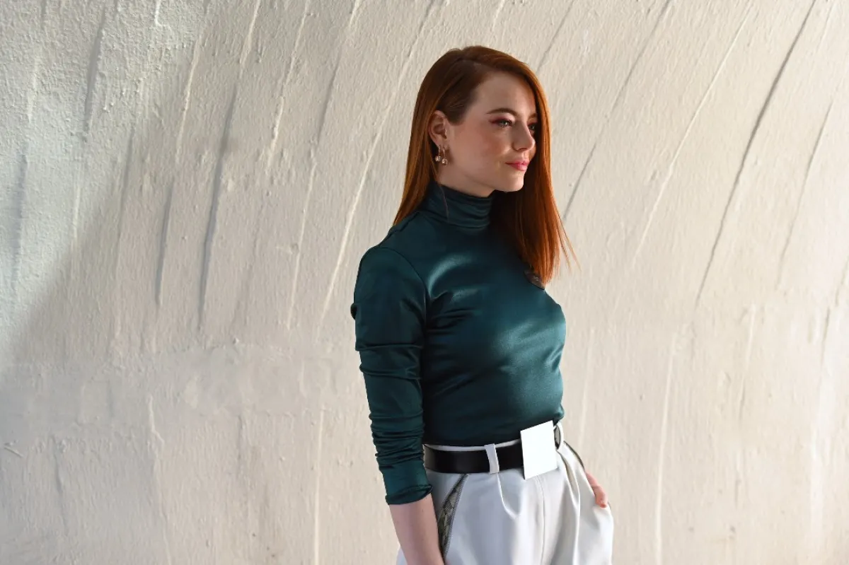 إيما ستون خلال حضورها عرض لويس فيتون 2020 