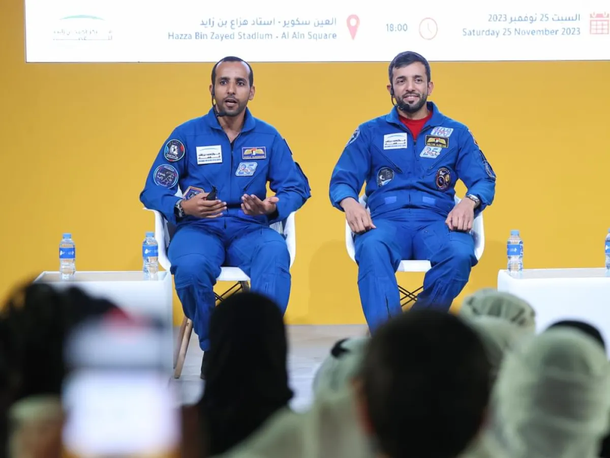 هزاع المنصوري وسلطان النيادي يشاركان "تجربة الفضاء" مع الأطفال - الصورة من وام