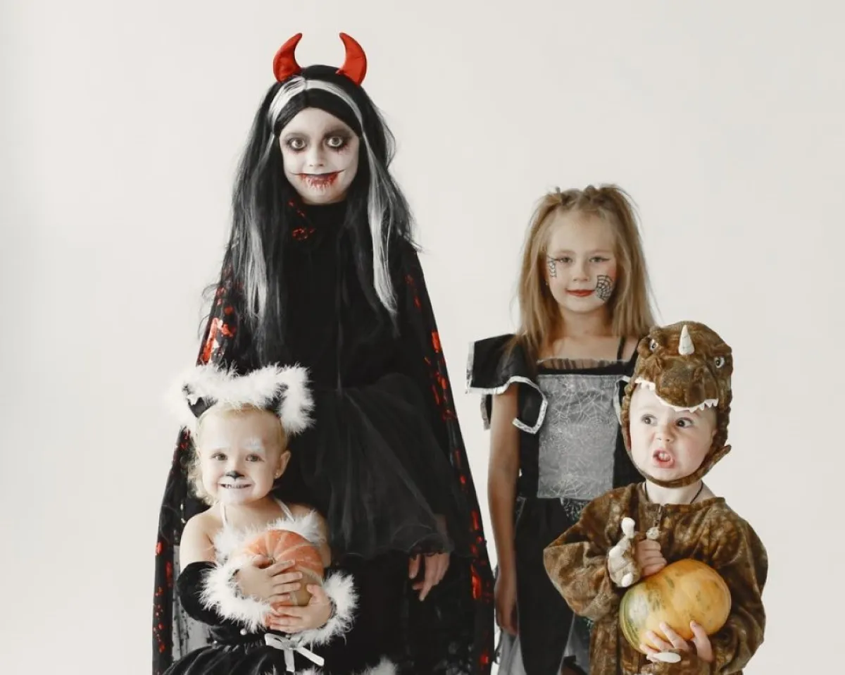 صورة أطفال بملابس تنكرية