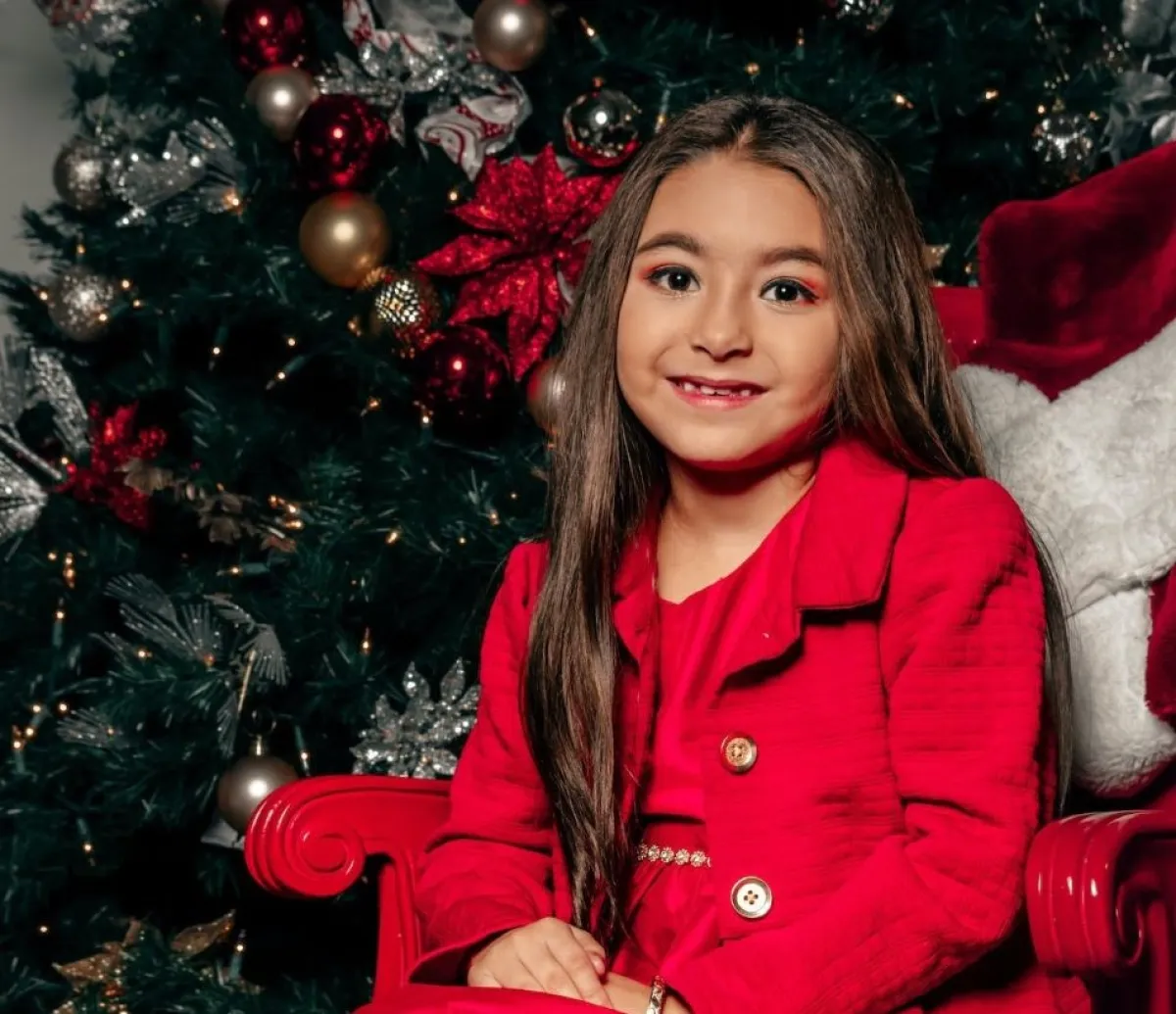 صورة فتاة ببدلة حمراء