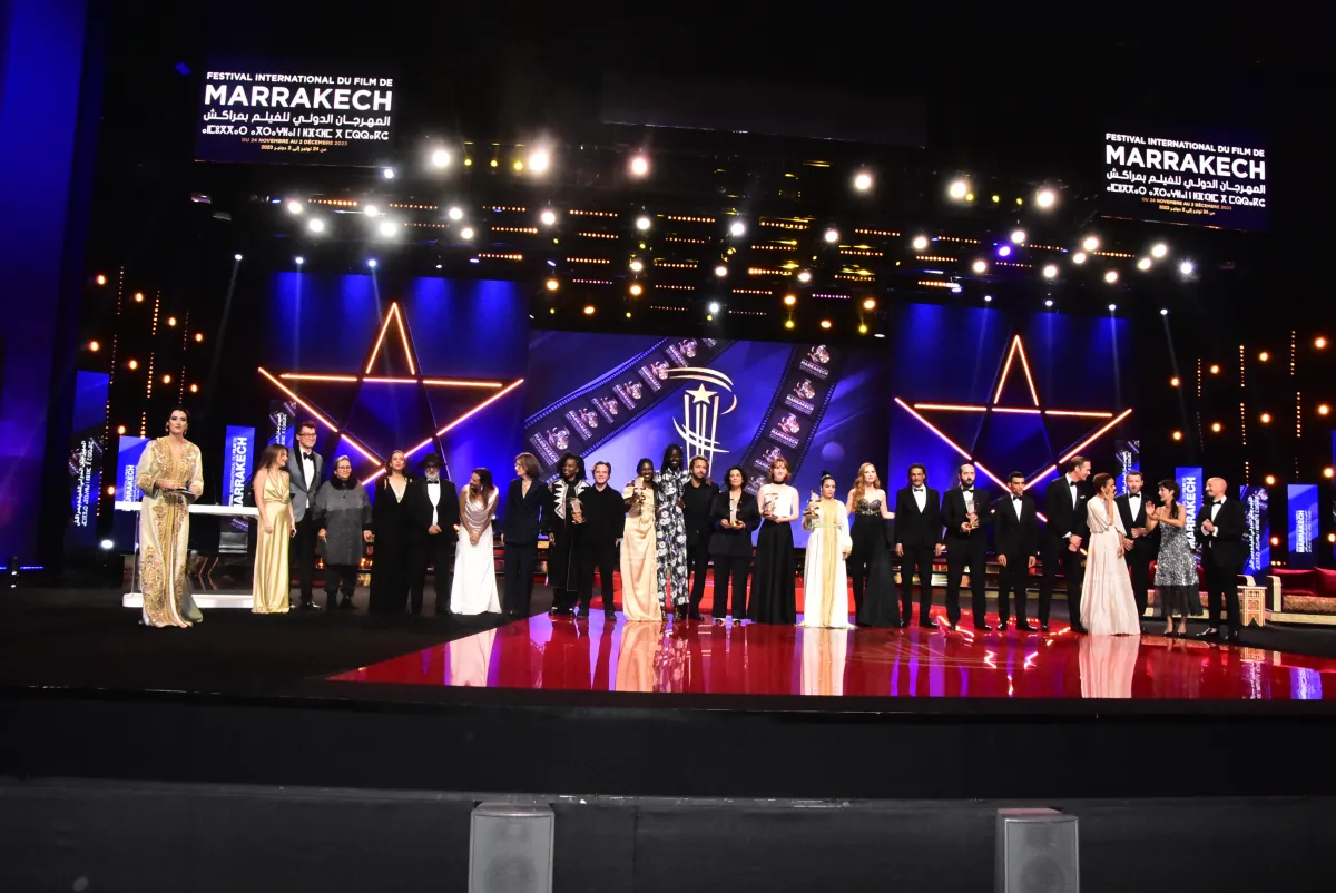 صورة جماعية للفائزين مع لجنة التحكيم