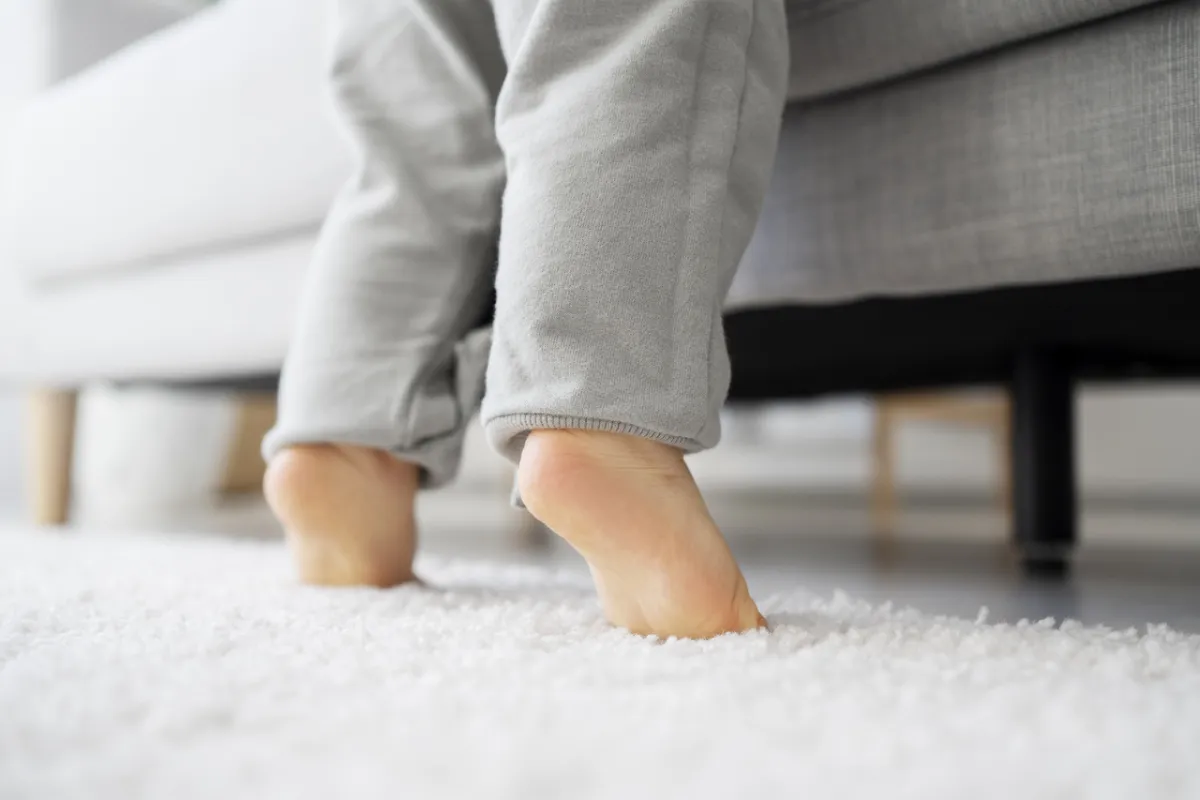 صورة طفل يحاول التعلق