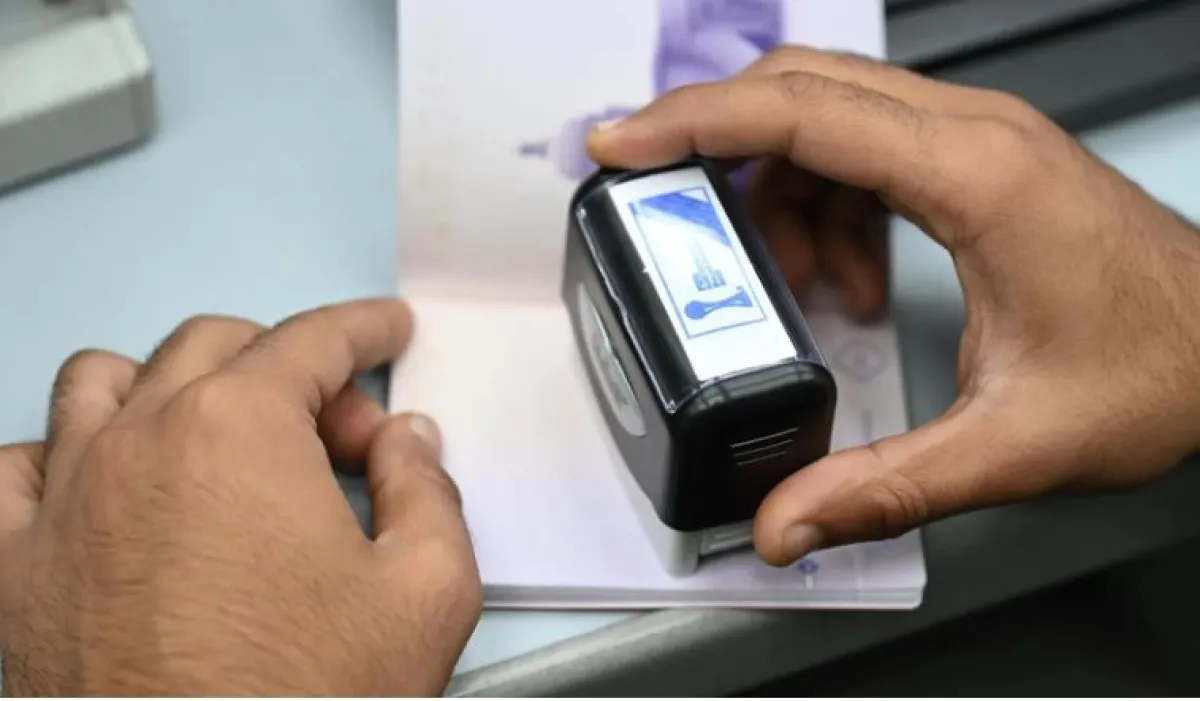 الجوازات السعودية تطلق ختماً خاصاً بكأس العالم للأندية 2023 - الصورة من واس