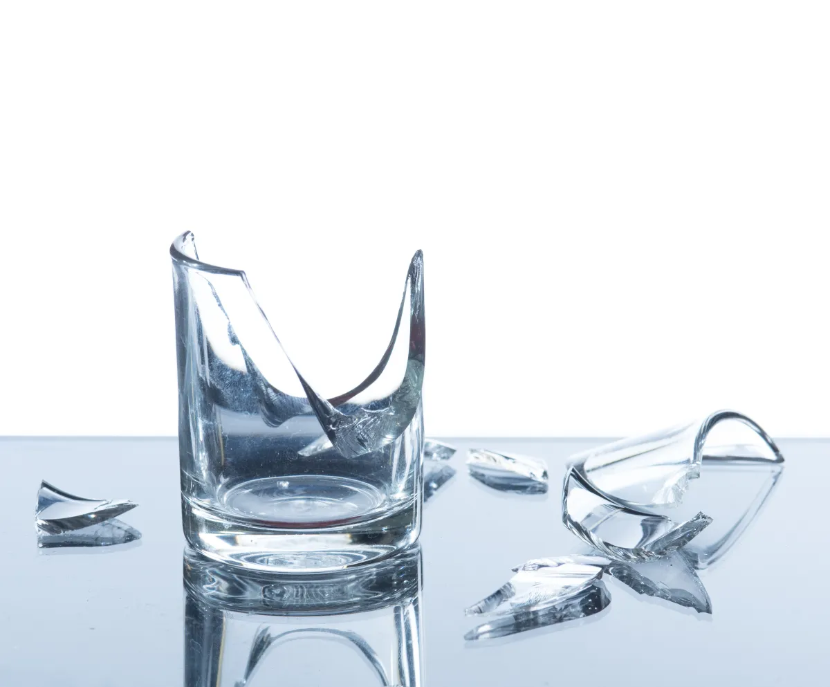 الزجاج المكسور 