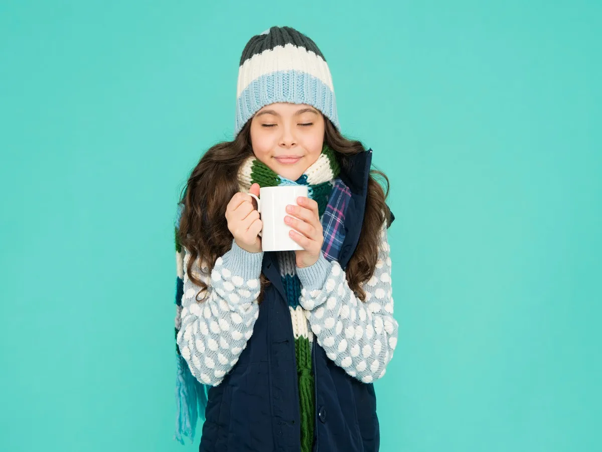 صورة لطفلة تتناول مشروباً