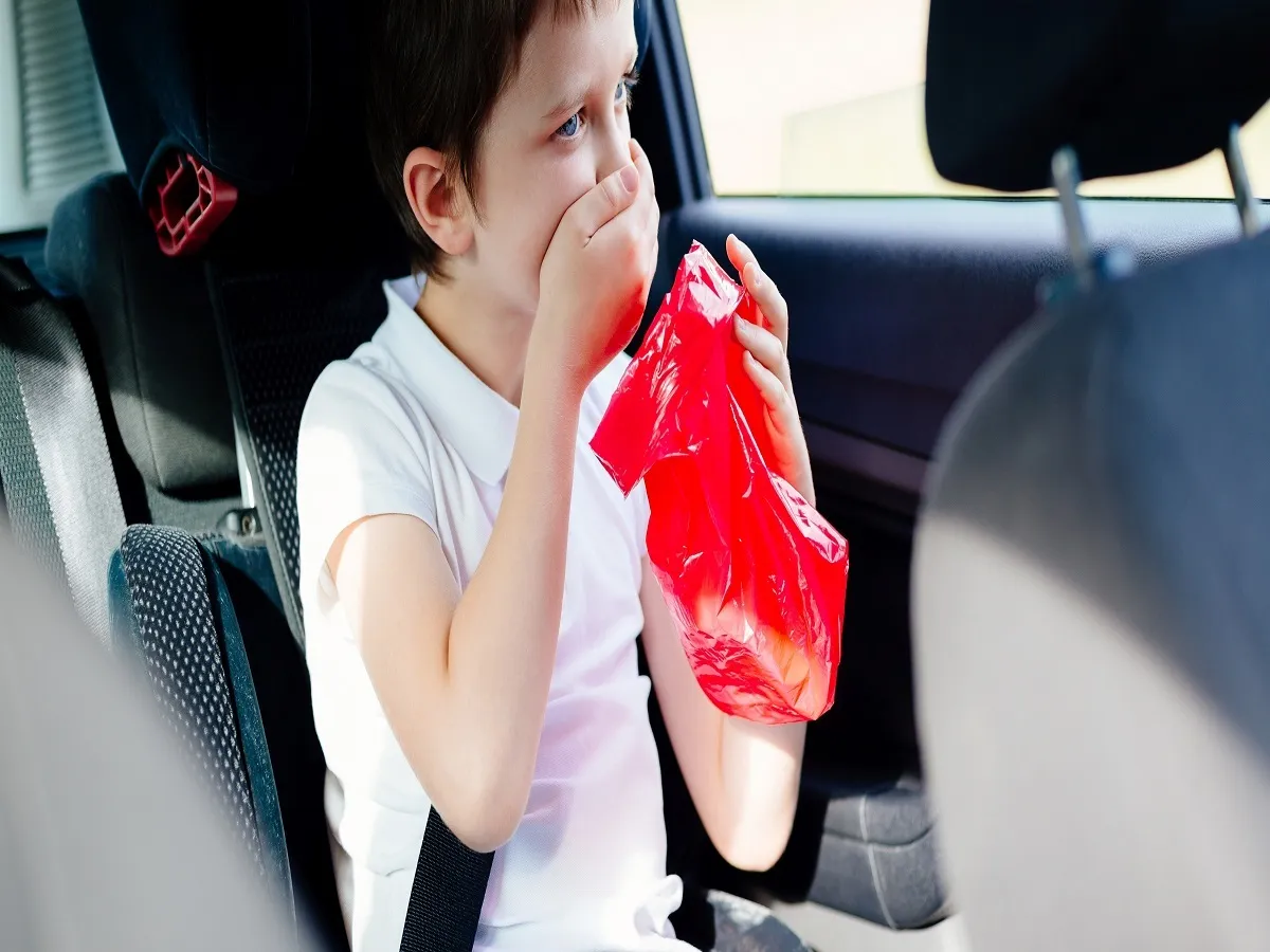 صورة لطفل يشعر بالغثيان