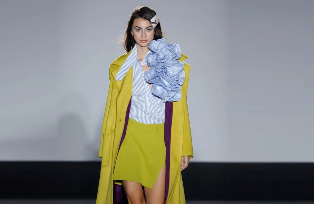 تنورة قصيرة من Menchen Tomas -الصورة من Launchmetrics/Spotlight ©