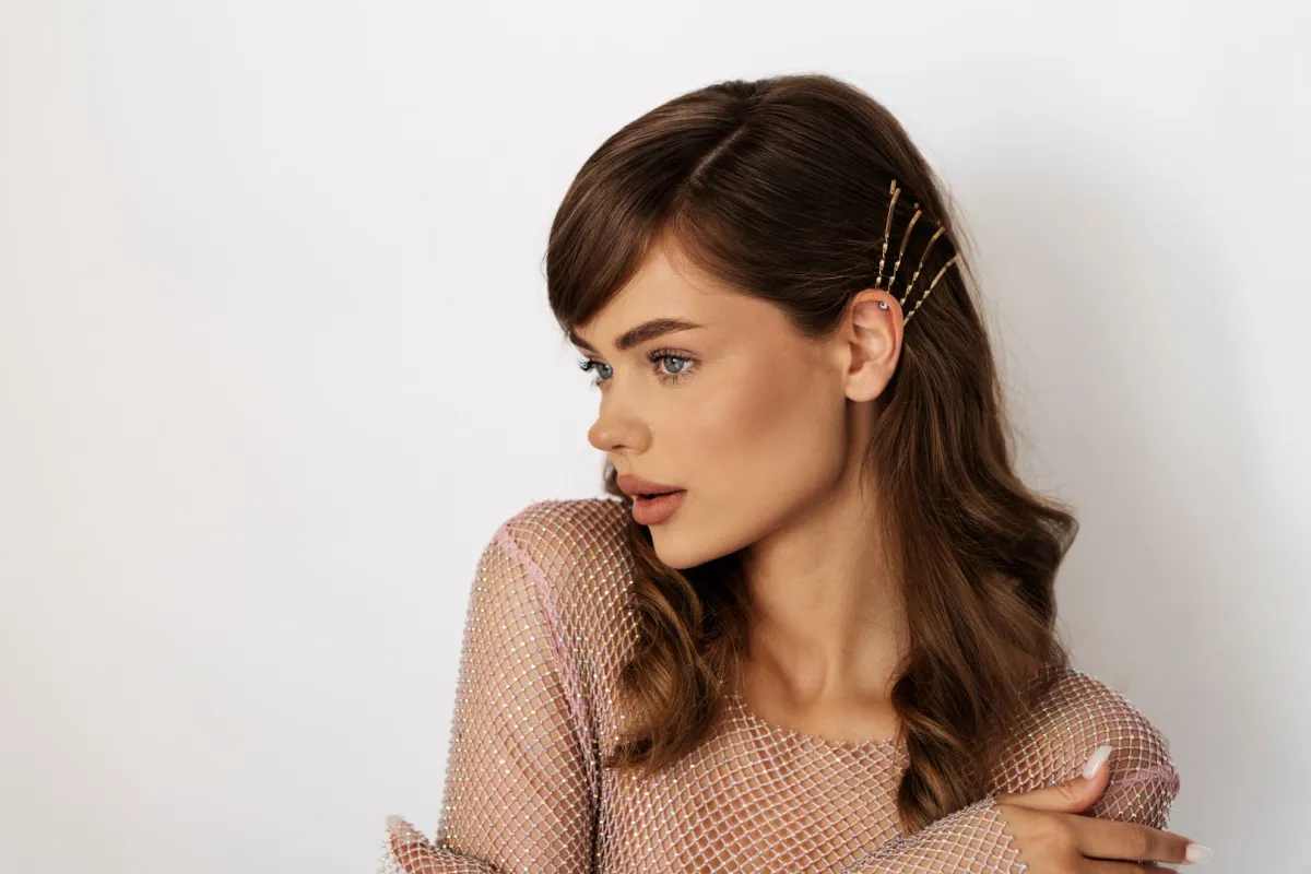 تسريحات شعر لصديقات عروس شتاء 2024