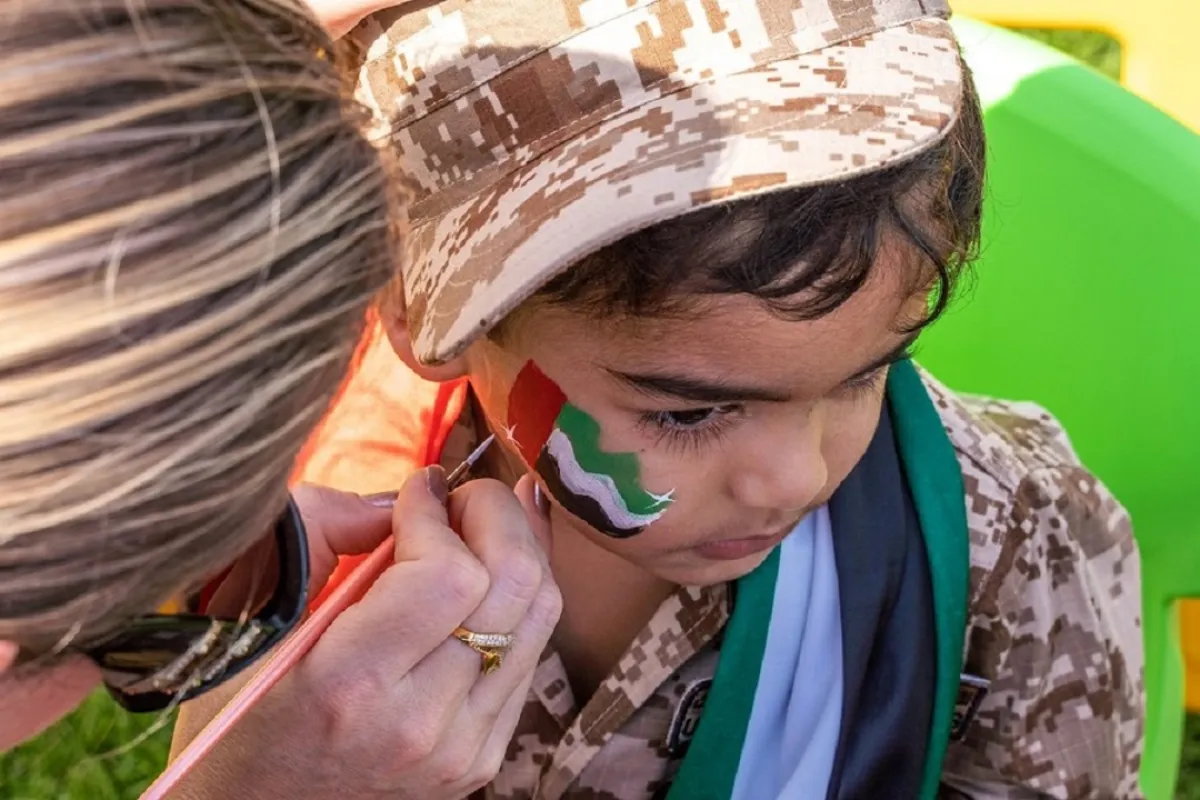 صورة لفتاة تشارك بالاحتفال