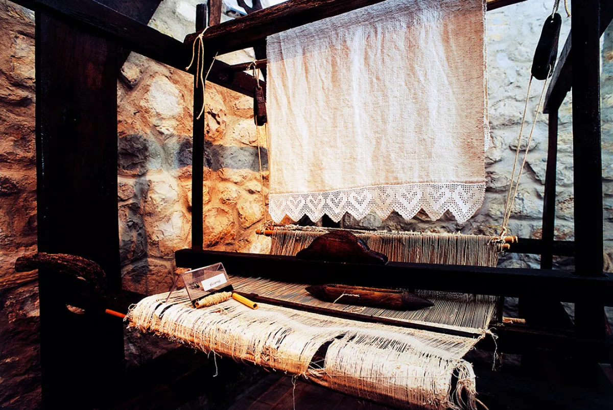 ديكور غرفة في متحف الحياة الريفية وشجر الزيتون، في باستينا، لازيو، إيطاليا. م(صدر الصورة : DeAgostini/Getty Images)