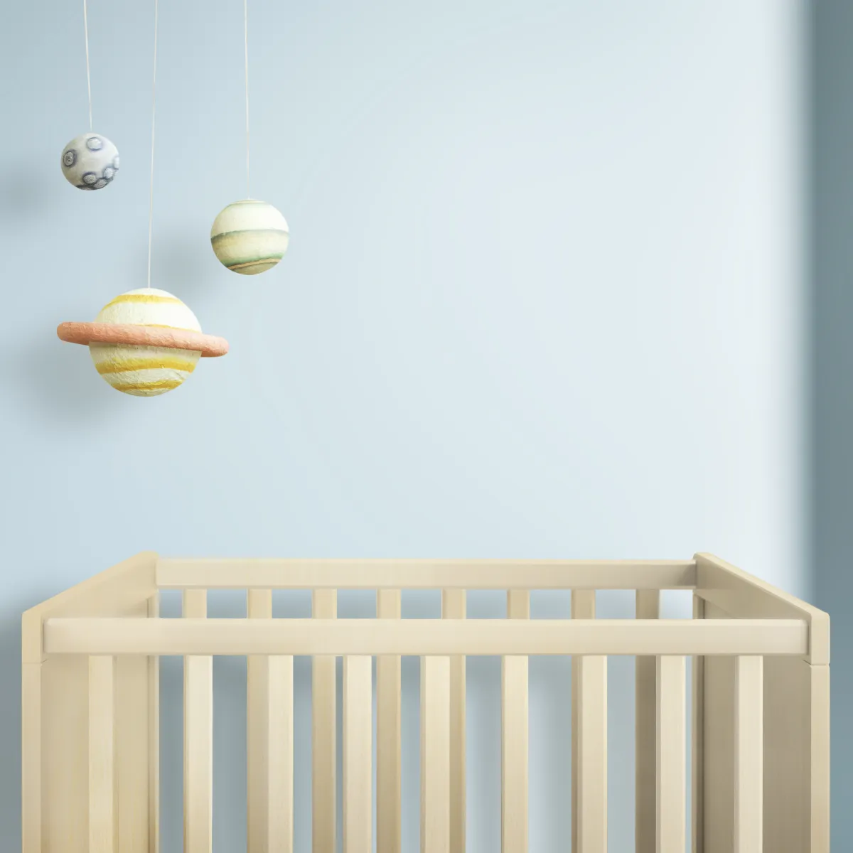 صورة الألعاب فوق سرير المولود