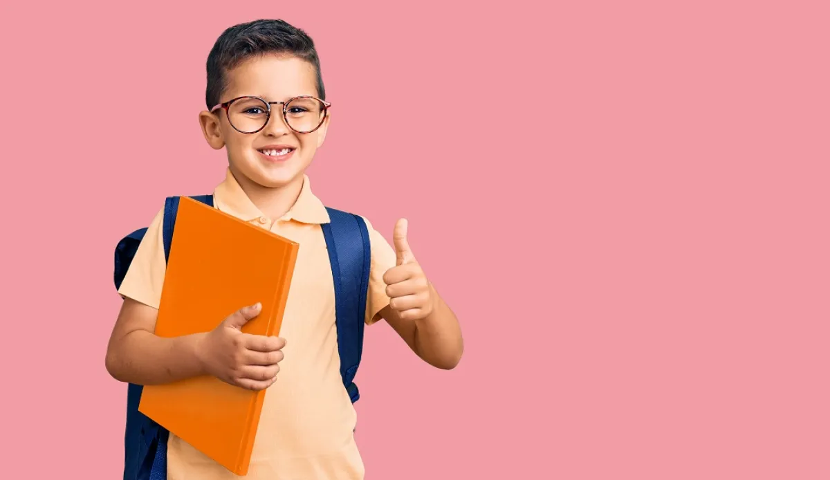 صورة لطفل يرفع علامة الثقة والانتصار