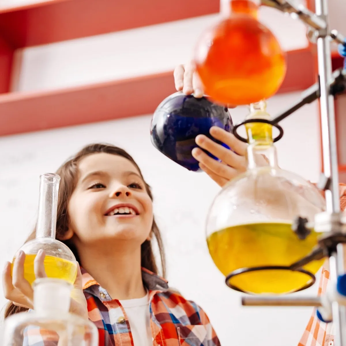 صورةلطفلة أمام اختراعاتها