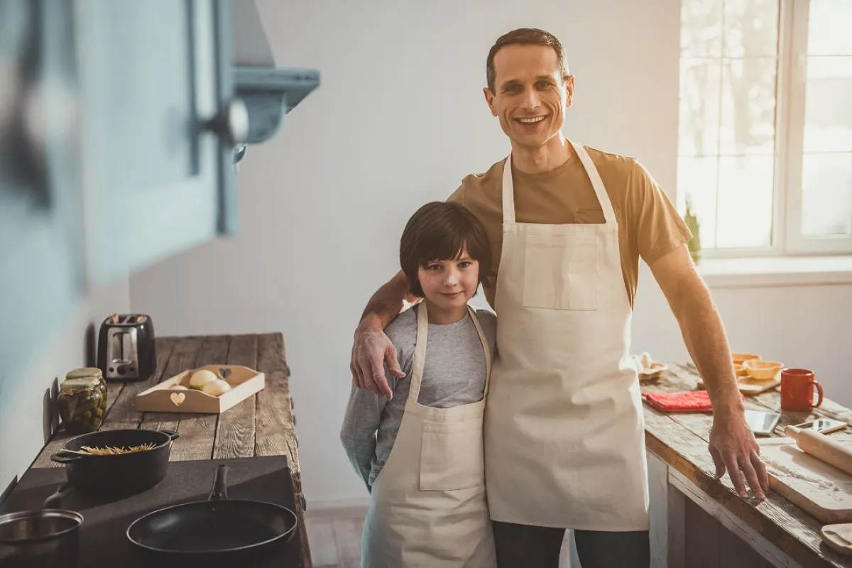 طفل يشارك والده بالمطبخ