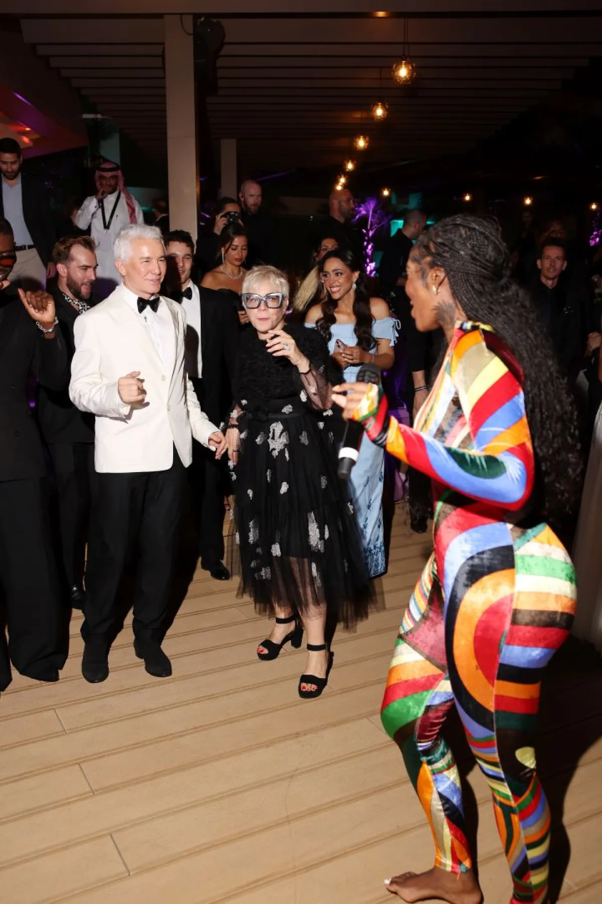 رئيس لجنة التحكيم باز لورمان وكاترين مارتن وتيوا سافاج يحضرون حفل المرأة في السينما. مصدر الصورة: Daniele Venturelli/Getty Images for The Red Sea International Film Festival