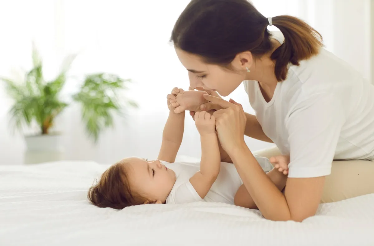 صورة لأم تتحدث مع رضيعها