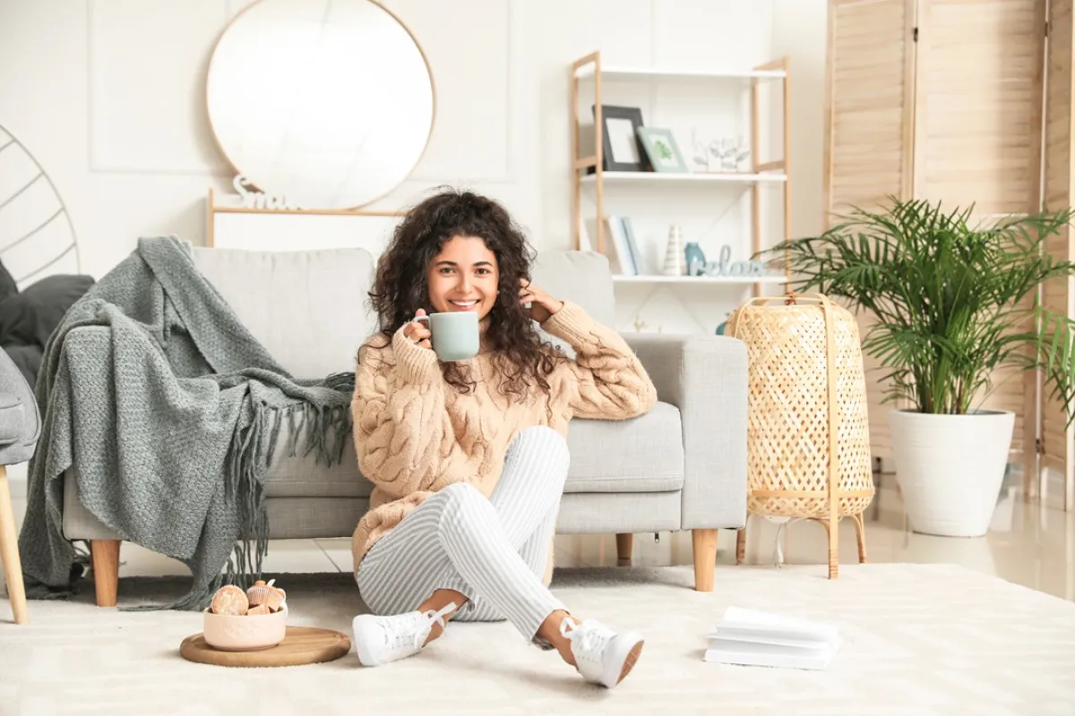 صورة لامرأة تتناول مشروباً