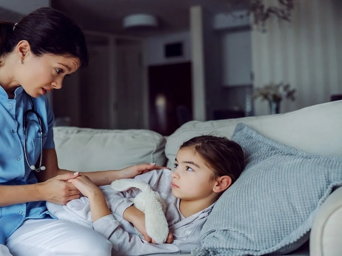 صورة لطفلة وأمها بجانبها