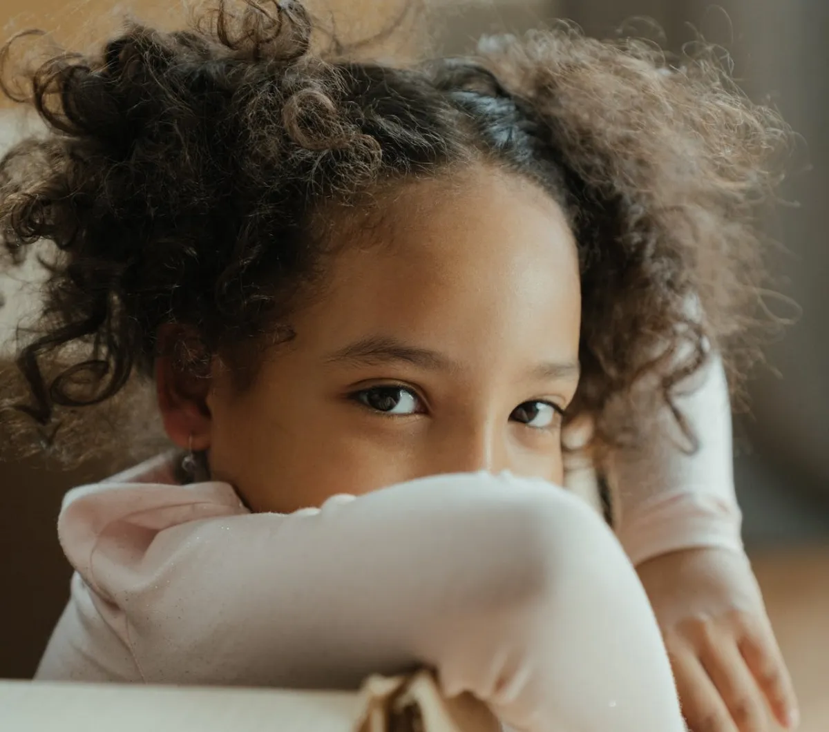 صورة فتاة شعرها مجعد