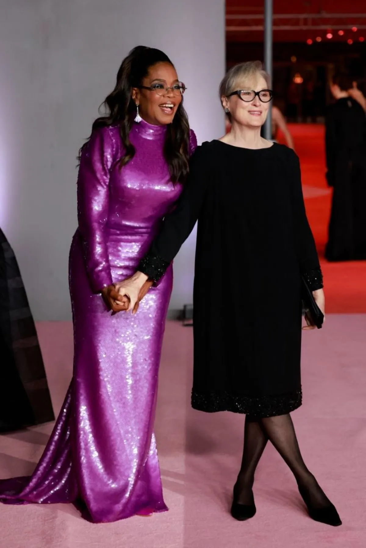 أوبرا وينفري وميريل ستريب (Oprah Winfrey (L) and US actress Meryl Streep). مصدر الصورة: Michael TRAN / AFP