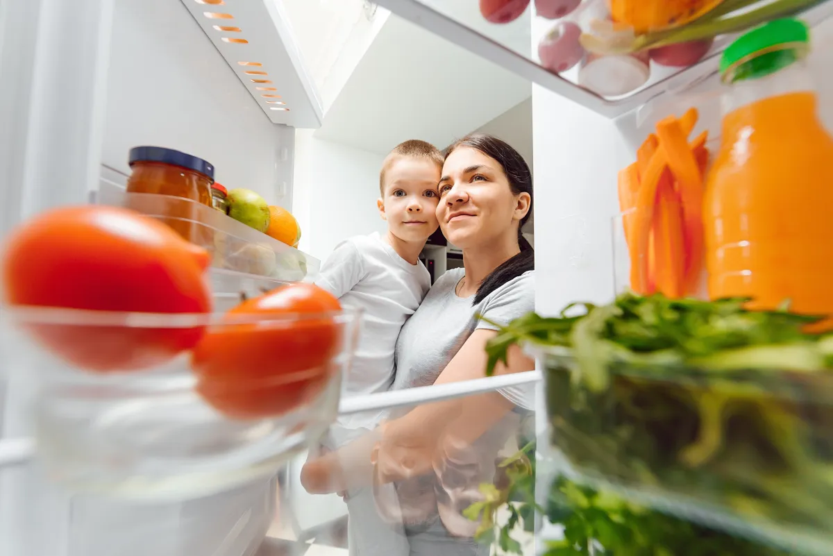 صورة طفل يختار ما يأكله