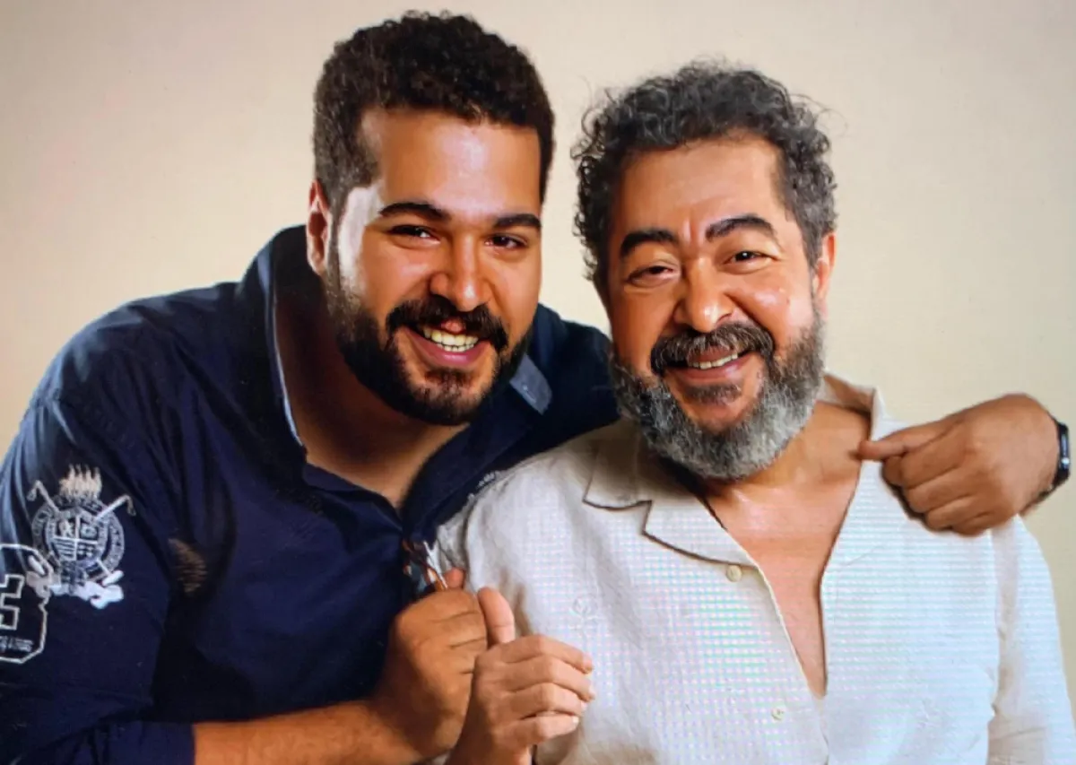 الفنان الراحل طارق عبد العزيز ونجله معتصم- الصورة من الحساب الخاص لنجله على "فيسبوك"