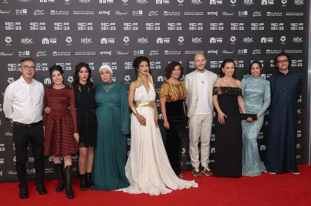 طاقم عمل فيلم "بنات ألفة" خلال العرض الخاص بمهرجان البحر الأحمر السينمائي- تصوير: عدنان مهدلي