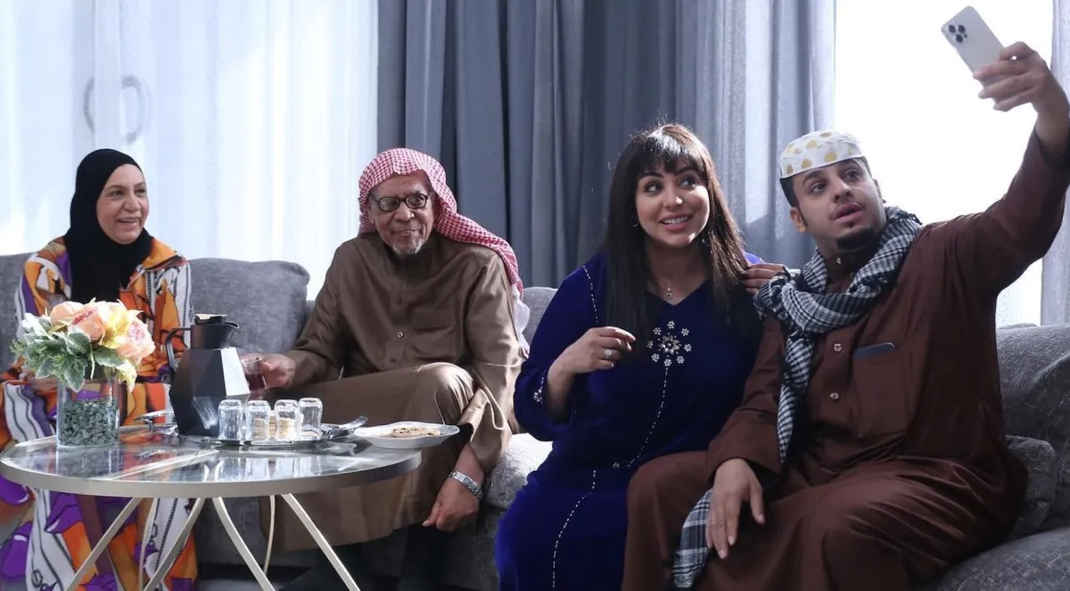 على المدفع مع ابطال المسلسل -الصورة من حساب شباب البومب على الانستغرام