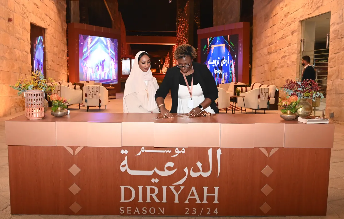  يحتوي على أكثر من 20 برنامج ثقافي ترفيهي حيوي