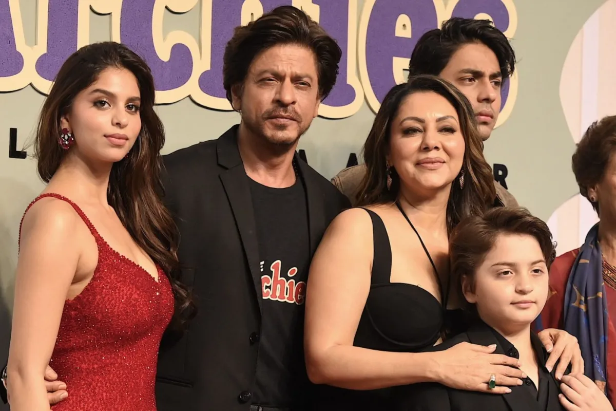 شاروخان مع عائلته ابنيه أبرام وآريان خان، زوجته جوري خان، وابنته سوهانا (Shah Rukh Khan (2nd L) with his family both son Aryan, AbRam, daughter Suhana and wife Gauri Khan). مصدر الصورة: SUJIT JAISWAL / AFP