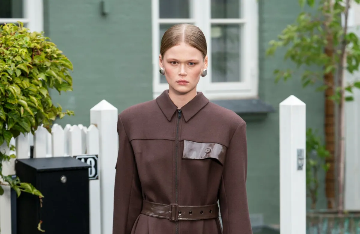  معطف طويل باللون البني من ماركة Stine Goya-