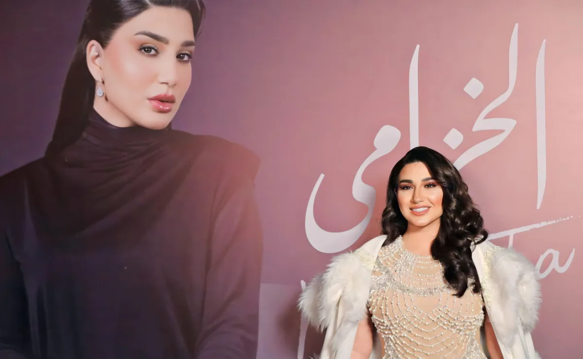 ناتاشا أمام بوستر الألبوم-الصورة من المركز الاعلامي  ل روتانا
