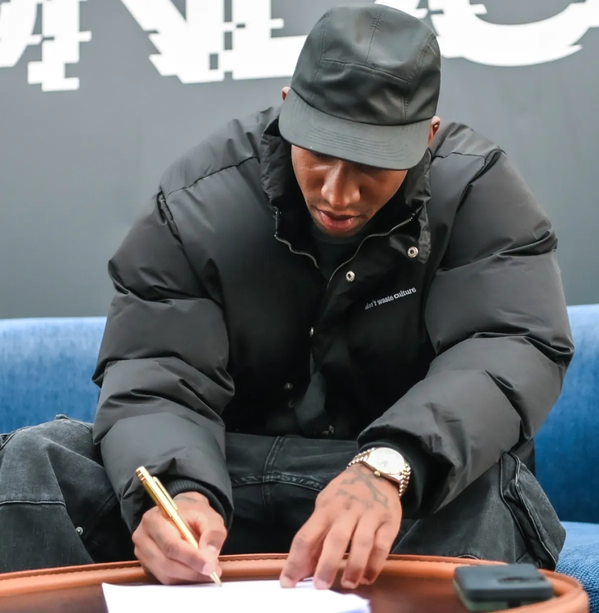  تاليسكا وهو يوقع العقد