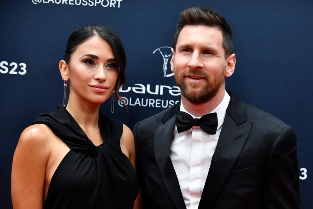 ليونيل ميسي وزوجته أنتونيلا Lionel Messi and his wife Antonela Roccuzzo (مصدر الصورة: JULIEN DE ROSA / AFP)