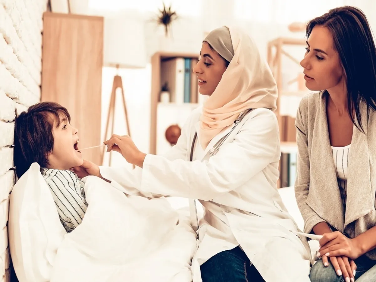 صورة لطبيبة تفحص طفلاً