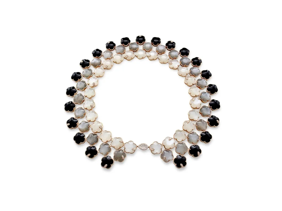 يتكون داخل الصخور البركانية.. تألقي بمجوهرات مرصوفة بالعقيق بألوانه الساحرة