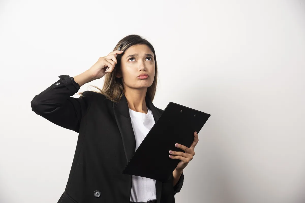 كيف يمكنك أن تتجنب الوهم والتضليل أثناء التفكير في مجريات الأحداث من حولك لإتخاذ القرارات الصحيحة؟