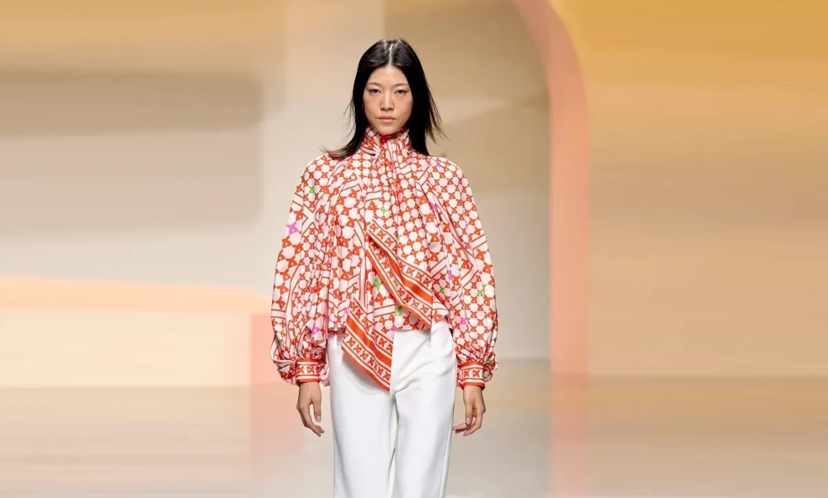 بلوزة بياقة عالية من Leonard Paris - الصورة من Launchmetrics/Spotlight ©