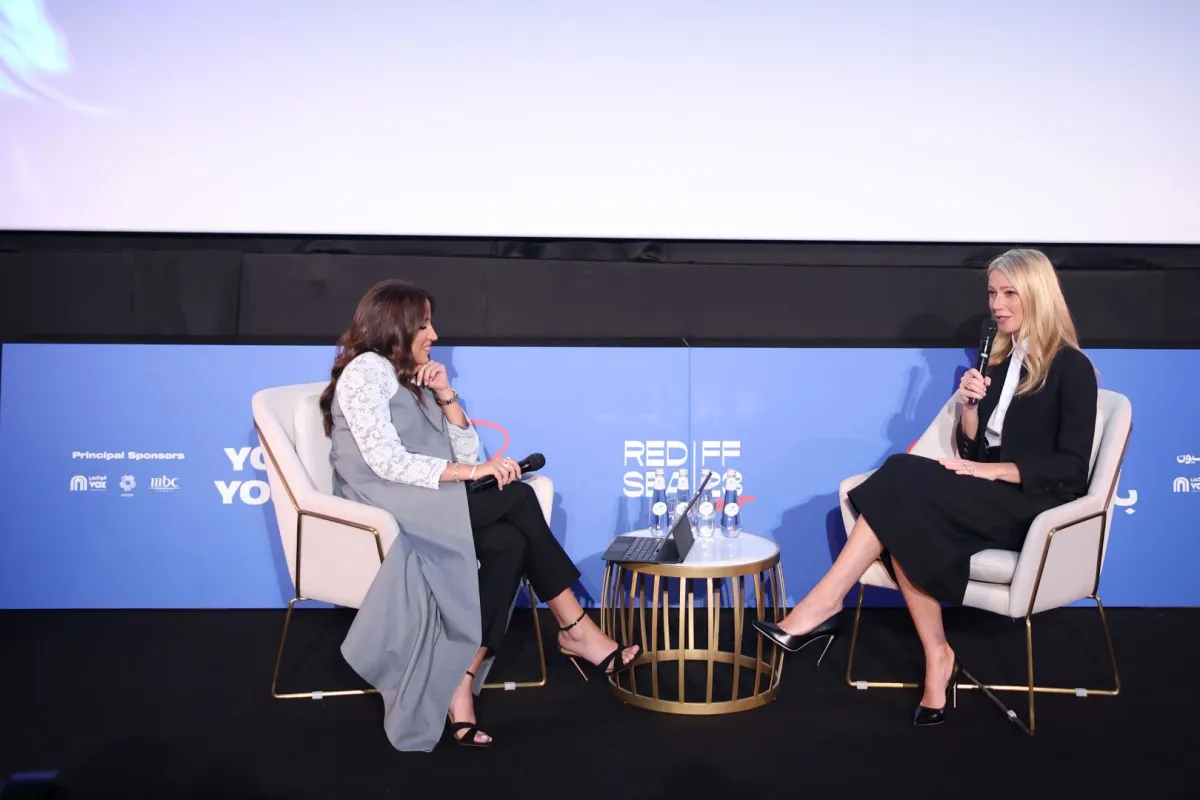 الأستاذة جمانا الراشد تحاور غوينيث بالترو (Jomana Al-Rashid and Gwyneth Paltrow). مصدر الصورة: Daniele Venturelli/Getty Images for The Red Sea International Film Festival