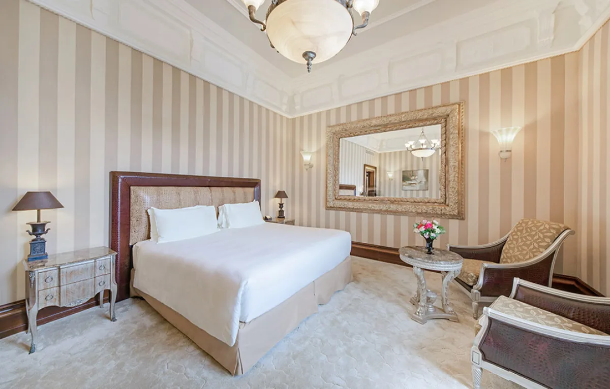 باقة من الغرف والأجنحة الفاخرة المصمّمة على الطراز النيوكلاسيكي