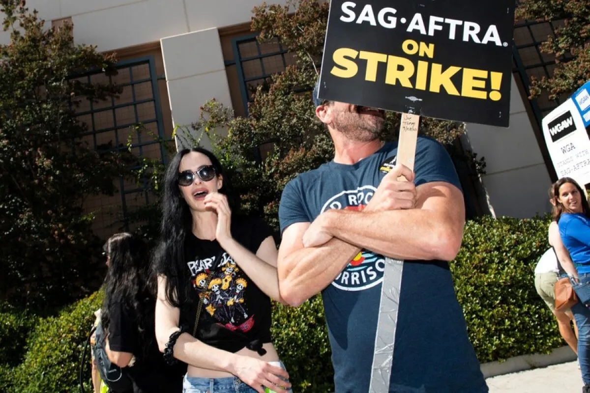 الممثلة كريستين ريتر تسير بين أعضاء SAG AFTRA ممثلي هوليوود (Actress Kristen Ritter (L) walks among SAG AFTRA members ). مصدر الصورة: VALERIE MACON / AFP