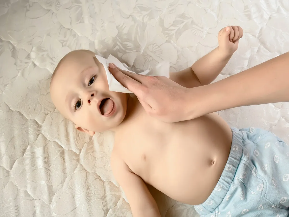 صورة لأم تقوم بتدليك طفلها الرضيع