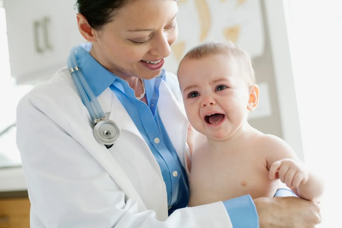 صورة لطفل يبكي والطبيبة