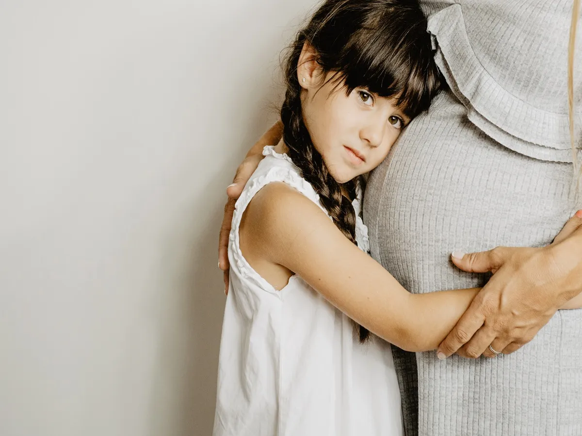 صورة لطفلة تحضن والدتها