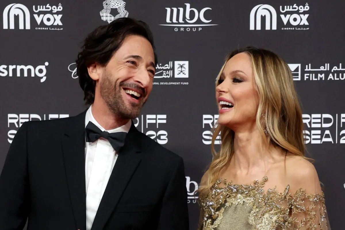 أدريان برودي والمصممة جورجينا تشابمان  Adrien Brody and designer Georgina Chapman (مصدر الصورة: PATRICK BAZ / Red Sea Film Festival / AFP) 