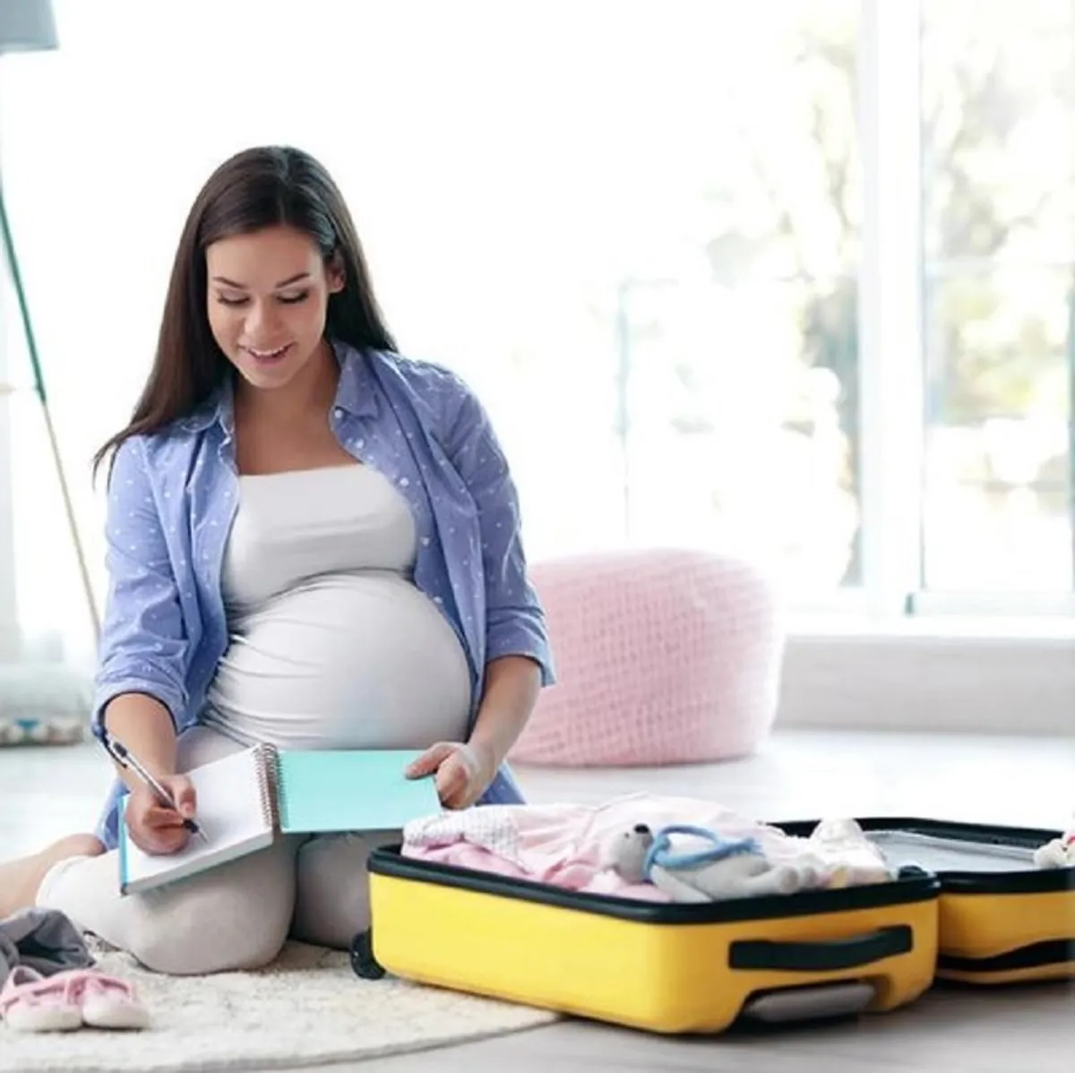 صورة لحامل تعد حاجات المولود